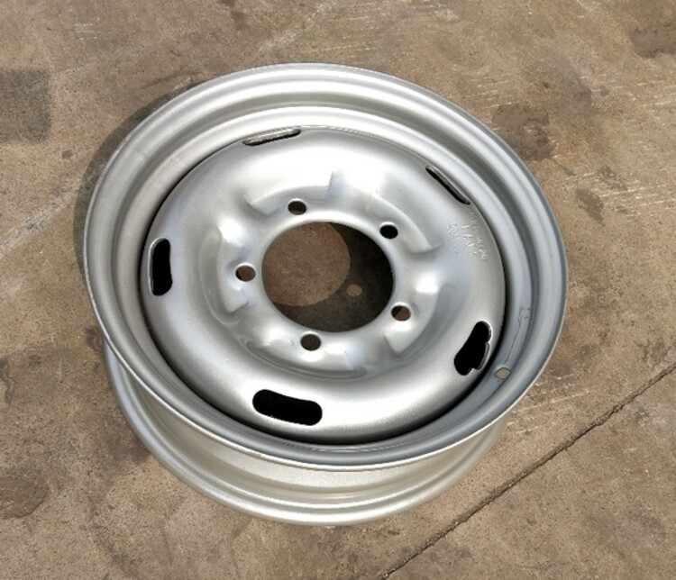 汽车轮毂LW16-5.50型钢银灰色山东巨国汽车钢圈钢盆