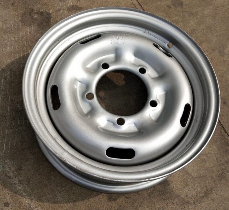 汽车轮毂LW16-5.50型钢银灰色山东巨国汽车钢圈钢盆